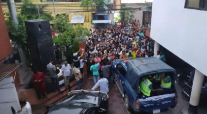 খুলনায় প্রেস সচিব অবরুদ্ধ, কেএমপি কমিশনারের পদত্যাগ দাবিতে উত্তাল প্রেসক্লাব চত্বর