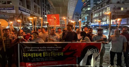 কুমিল্লার মুরাদনগরে ধর্ষণের ঘটনায় ঢাকা বিশ্ববিদ্যালয়ে মশালমিছিল