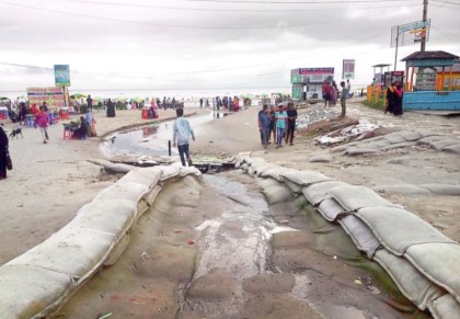 কক্সবাজার সৈকতে ভাঙ্গন, প্লাস্টিক বর্জ্য, ময়লা পানিসহ নানা বিড়ম্বনায় পর্যটকেরা