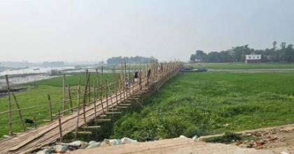 সরাইলে ছেত্রা নদীর ওপর ৭০০ ফুট বাঁশের সাঁকো; স্থায়ী সেতু'র আশায় লাখো মানুষ