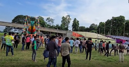 সিঙ্গাইরে খেলার মাঠ নিয়ে দুই গ্রুপের উত্তেজনা, দেশীয় অস্ত্র নিয়ে প্রকাশ্যে মহড়া