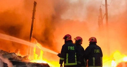 রাজধানীর টিকাটুলির কেমিক্যাল গোডাউনে লাগা আগুন নিয়ন্ত্রণে