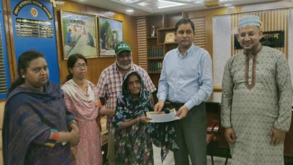 বিধবা আমেনা পেল জেলা প্রশাসনের পক্ষ থেকে সহায়তা

