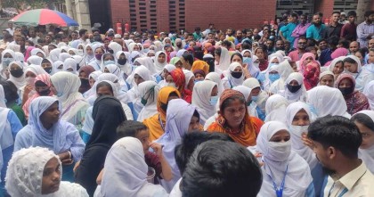 সাভার এনাম মেডিকেল কলেজ হাসপাতালে কর্মচারীদের বিক্ষোভ
