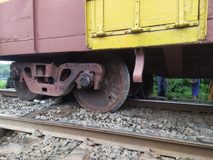 চুয়াডাঙ্গায় চিটাগুড়বাহী ট্রেনের ট্যাঙ্কার লাইনচ্যুত