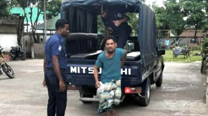 চাঁদা দাবি করায় বগুড়ায় জনতার হাতে পুলিশ কনস্টেবল আটক, উদ্ধার করল সেনাবাহিনী

