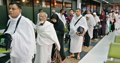 হজ পালন শেষে দেশে ফিরেছেন ৬৫ হাজার ৫৭৩ হাজি