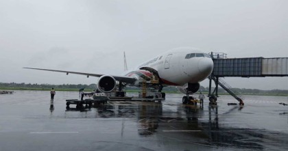 যান্ত্রিক ত্রুটি নিয়ে চট্টগ্রাম বিমানবন্দরের রানওয়েতে আটকে পড়ে হজযাত্রীদের ফ্লাইট