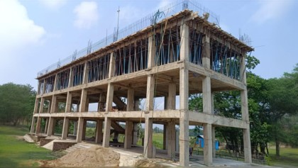 মিরসরাইয়ে স্কুল ভবন নির্মাণে অনিয়মের অভিযোগ, ৮ বছরেও শেষ হয়নি কাজ