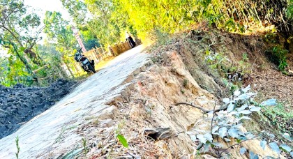 লোহাগাড়ায় ডলুখালের ভাঙনে হুমকিতে সড়ক, মসজিদ ও শতবর্ষী কবরস্থান

