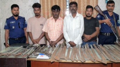 গাইবান্ধায় রাত অভিযানে বিপুল পরিমাণে দেশীয় অস্ত্র ও মাদকসহ চার জন আটক