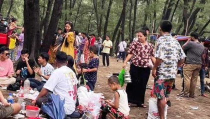 কক্সবাজার সমুদ্র সৈকতে রাখাইনদের বর্ষা উৎসবে নর নারীদের মিলনমেলা