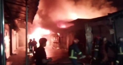 মুন্সীগঞ্জে গভীর রাতে ভয়াবহ অগ্নিকাণ্ডে পুড়লো ১৯ দোকান