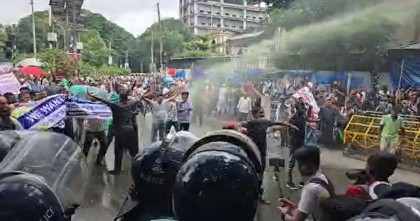 চাকরিচ্যুত বিডিআর সদস্যদের ছত্রভঙ্গ করতে সাউন্ড গ্রেনেড নিক্ষেপ