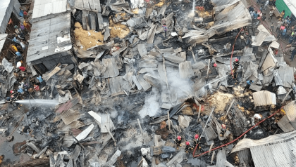 গাজীপুরে কাঁচাবাজারে অগ্নিকাণ্ড, পুড়েছে ১৬ দোকান