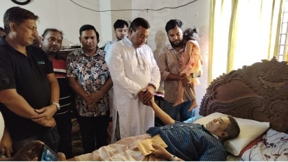 সাভারে অসুস্থ শ্রমিক নেতা আনিছুরের পাশে খোরশেদ আলম
