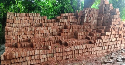 হরিরামপুরে নিম্নমানের ইট দিয়ে রাস্তা নির্মাণ করায় কাজ বন্ধ করলেন ইউএনও