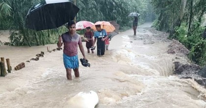 ফেনীতে বন্যা নিয়ন্ত্রণ বাঁধে ভাঙন, লোকালয়ে ঢুকছে পানি