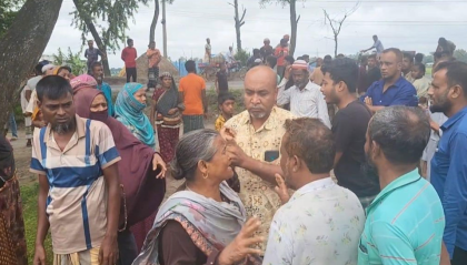 ট্রাকচাপায় বাবা-ছেলের মৃত্যু: হাসপাতালে যাওয়ার পথেই প্রাণহানি