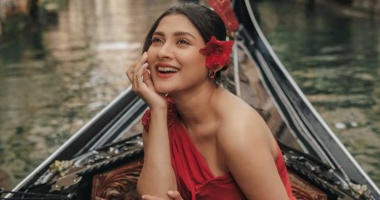 আমাদের গল্প শোনা যাচ্ছে এখন বিশ্বজুড়ে