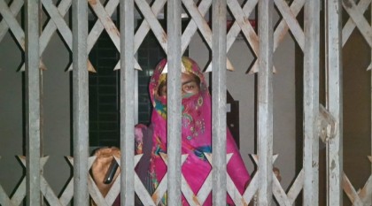 ঋণের টাকা পরিষোধ না করায় বিআরডিবি অফিসে আটকে রাখা হয় নারীকে


