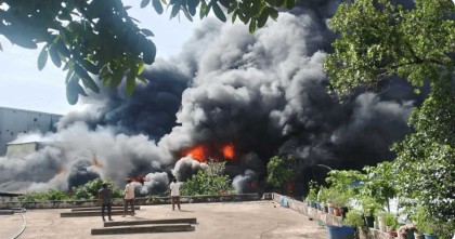কর্ণফুলী ইপিজেডে ভয়াবহ আগুন, নিয়ন্ত্রণে কাজ করছে ৮ ইউনিট