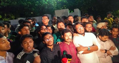 পুরান ঢাকায় ব্যবসায়ীকে হত্যার প্রতিবাদে ঢাবিতে বিক্ষোভ