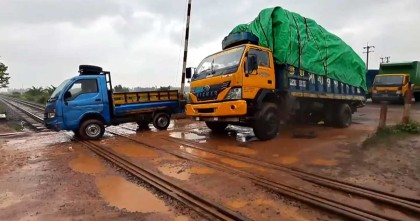 রেলক্রসিংয়ে ট্রাক বিকল, উত্তরবঙ্গের সঙ্গে রেল যোগাযোগ বন্ধ