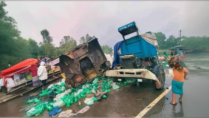 চকরিয়ায় গেটম্যান না থাকায় ট্রেনের ধাক্কায় ট্রাক দুমড়ে-মুচড়ে আহত ৪