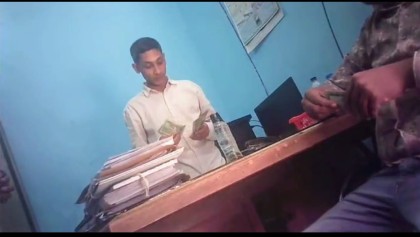 গুনে গুনে ঘুষের টাকা নেন জনস্বাস্থ্যের ক্যাশিয়ার উজ্জ্বল বড়ুয়া
