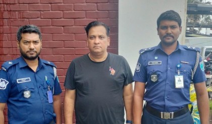 বিমানবন্দরে আওয়ামী লীগ নেতা শামস খান গ্রেফতার