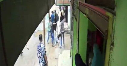 চাঁদা দাবির মামলা প্রত্যাহার না করায় মারধরের অভিযোগ