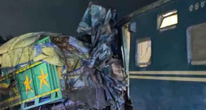 খুলনায় ট্রেন-ট্রাক সংঘর্ষে নিহত ১, রেল যোগাযোগ বন্ধ

