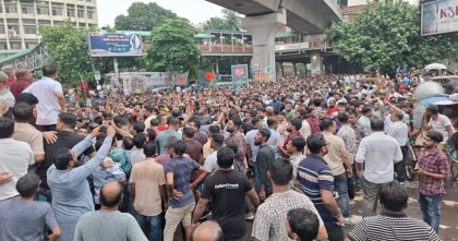 শাহবাগ মোড় অবরোধ করলো স্বেচ্ছাসেবক দল