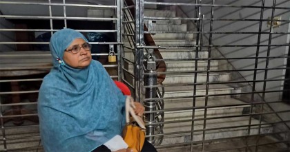 নওগাঁয় বৃদ্ধা মাকে গেইটের তালা মেরে বাড়িতে ঢুকতে দিলেন না ছেলে