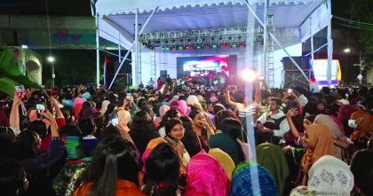 মধ্যরাতে ‌‘রাজাকার’ স্লোগানে রাজু ভাস্কর্যে নারী শিক্ষার্থীরা