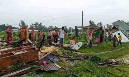 সিরাজগঞ্জে ২ মিনিটের ঘূর্ণিঝড়ে লণ্ডভণ্ড ৪ গ্রাম, শতাধিক ঘরবাড়ি ক্ষতিগ্রস্ত

