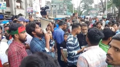 গোপালগঞ্জে হামলার প্রতিবাদে ঝালকাঠিতে সড়ক অবরোধ