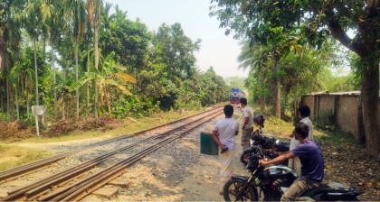 রোদে পুড়ে, বৃষ্টিতে ভিজে ৭ বছর ধরে গেটম্যান সোহাগের দায়িত্ব পালন