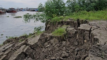 মাদারীপুরে আড়িয়াল খাঁ নদীতে অবৈধ বালু উত্তোলনে হুমকিতে ৩ গ্রাম, ভাঙছে ঘর-বসতি

