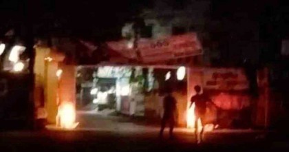 নারায়ণগঞ্জে এনসিপির তোরণে আগুন দিয়েছে দুর্বৃত্তরা।