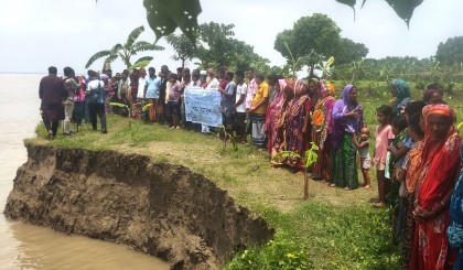 পদ্মার ভাঙনে হরিরামপুরে নিঃস্ব শত পরিবার, তীব্র ভাঙন রোধে গণসমাবেশ
