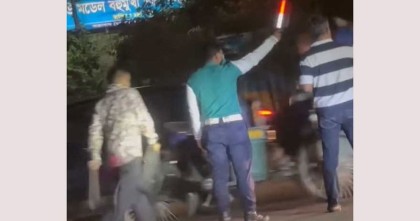 ধানমন্ডিতে ছিনতাইয়ের পর চাপাতি হাতে পুলিশের সামনে দিয়ে চলে গেল যুবক