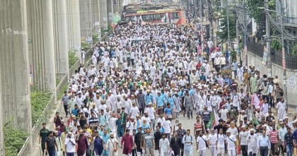 মিছিল নিয়ে সোহরাওয়ার্দী উদ্যানের দিকে যাচ্ছেন জামায়াত নেতাকর্মীরা