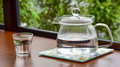 সকালে ১ গ্লাস গরম পানি খাওয়ার উপকারিতা