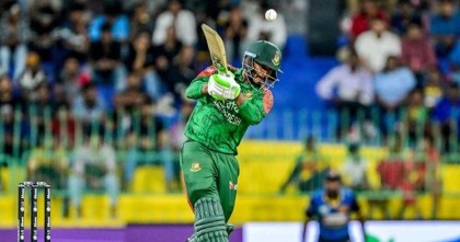 ছক্কা মেরে ফিফটিতে পারভেজ, বাংলাদেশের ১০০