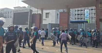 সচিবালয়ে ঢুকে গাড়ি ভাঙচুর করল শিক্ষার্থীরা, পুলিশের লাঠিপেটায় ছত্রভঙ্গ