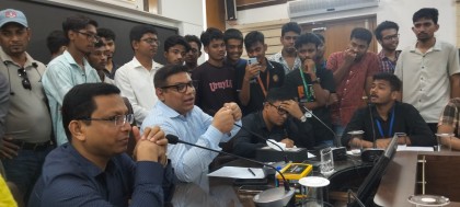 কুমিল্লায় শিক্ষা উপদেষ্টার পদত্যাগ দাবিতে ছাত্রদের বিক্ষোভ,স্মারকলিপি প্রদান

