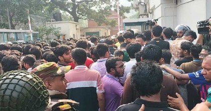 শিক্ষার্থীদের সচিবালয় থেকে সরিয়ে দিল আইনশৃঙ্খলা বাহিনী