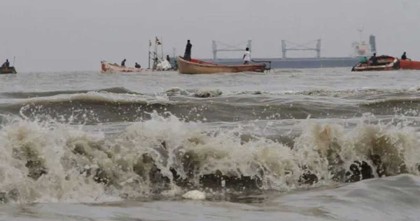 দেশের চারটি সমুদ্র বন্দরকে ৩ নম্বর সতর্ক সংকেত